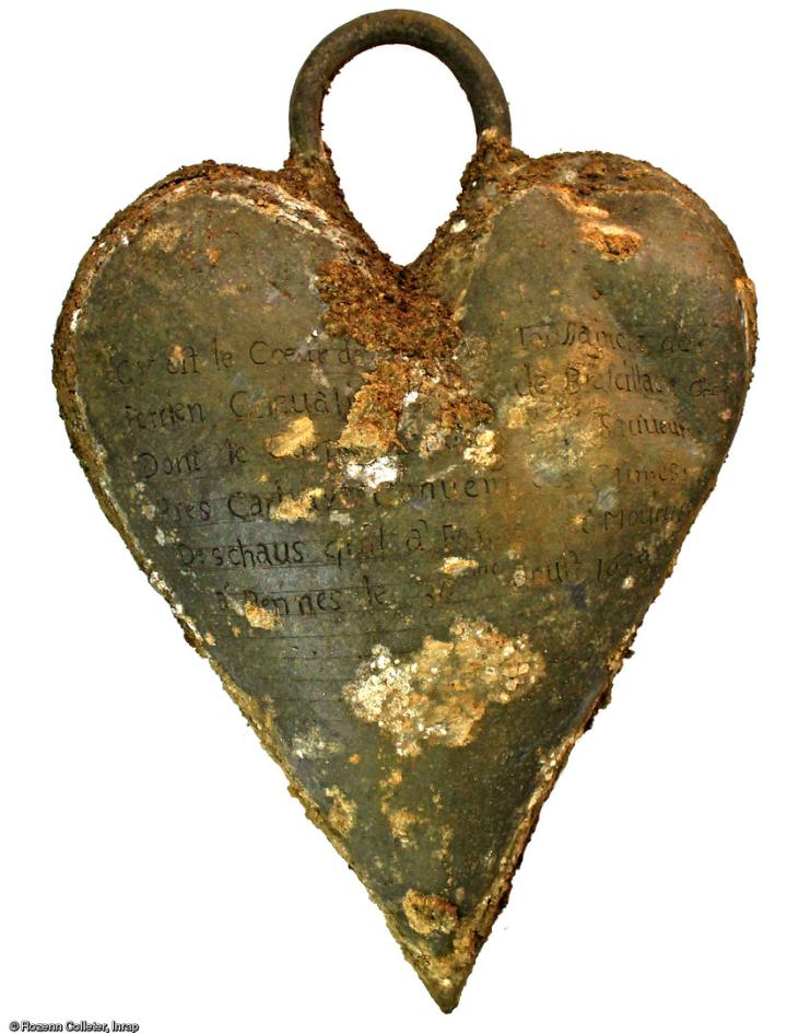 Cœur en plomb retrouvé sur le cercueil de Louise de Quengo, dame de Brefeillac, &nbsp;découvert au couvent des Jacobins à Rennes (Ille-et-Vilaine), 2015.&nbsp; L’identification du corps a été rendue possible grâce aux inscriptions sur le reliquaire en plo