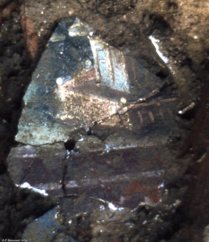 Fragment d’enduit peint représentant un temple sur podium découvert lors des fouilles de la parcelle AC69 en 1983.