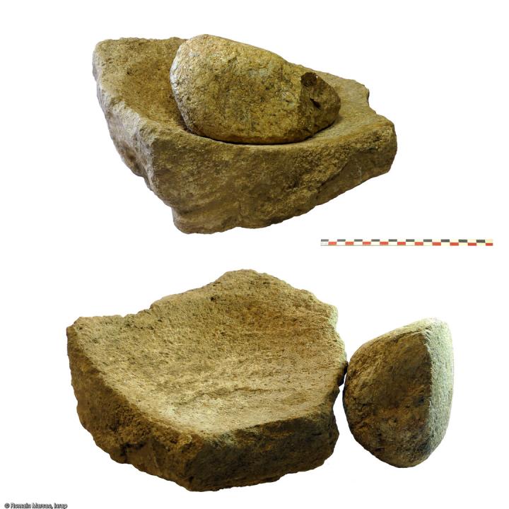 Meule et molette provenant de matériel de mouture néolithique découverts à Béziers (Hérault), 2022.L’abondance des meules et molettes témoigne de l’importante activité de mouture réalisée sur le site qui avait une vocation agricole.  