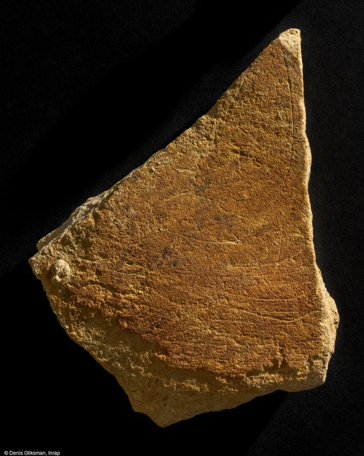 Fragment d'une grande dalle gravée, cassée sur place au sein d'une occupation du Magdalénien inférieur initial (-20 000) fouillée par l'Inrap à Bellegarde (Gard) ; de fines incisions sont visibles mais demeurent d'interprétation délicates. 