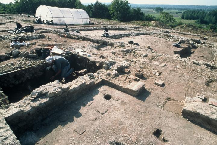 La villa gallo-romaine de Saint-Patrice (Indre-et-Loire), fin Ier-début IIIe s. de notre ère, 2001.  Au premier plan on distingue les bases des piles d'hypocauste constituant le système de chauffage des pièces balnéaires de la villa. 