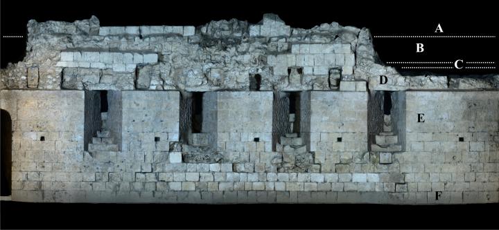 Photogrammétrie de la paroi intérieure nord de la synagogue médiévale de Rouen, mettant notamment en évidence les trous laissés par les poutres du plancher et la banquette longitudinale du premier étage, désormais considéré comme salle ou se déroulait la liturgie.