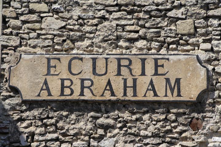 Enseigne de l'écurie Abraham, place de la Juiverie à l'Isle-sur-la-Sorgue.