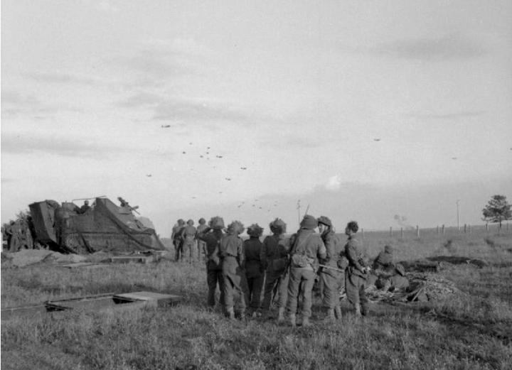 Artilleurs de le 3rd Infantry Division britannique regardant depuis les environs du site, l’arrivée de la seconde vague de planeurs de la 6th Airborne Division (opération Mallard), en fin de journée, le 6 juin 1944.