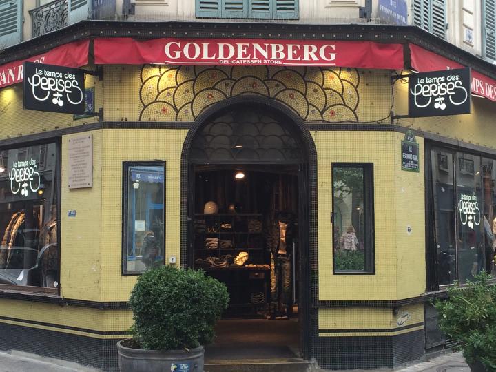 Devanture du restaurant Jo Goldenberg, en 2015, au 7 de la rue des Rosiers, transformé en magasin de vêtements. En 2021, l’enseigne a disparu et ne subsiste que la mosaïque de façade.