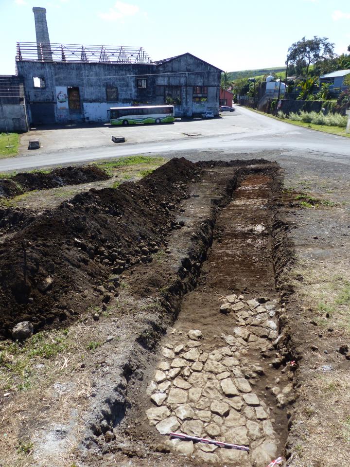 Le sol de pavés du XIXe siècle, en arrière-plan l’usine sucrière et le four à chaux, transformé en oratoire.