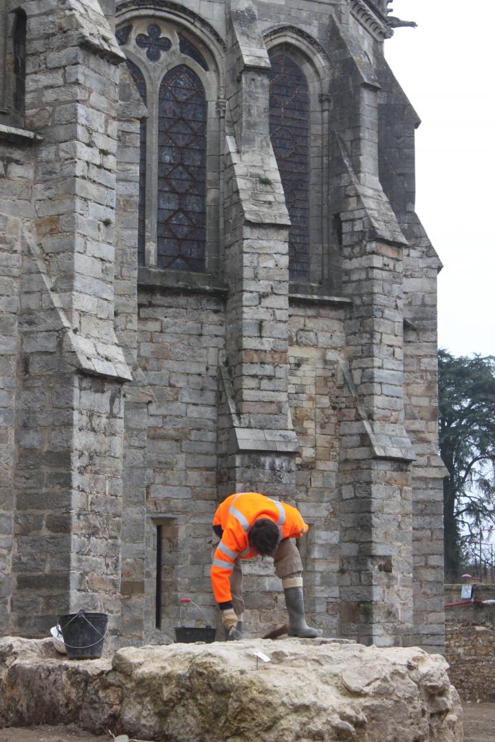 fouille de la cathedraloe du Mans.jpg