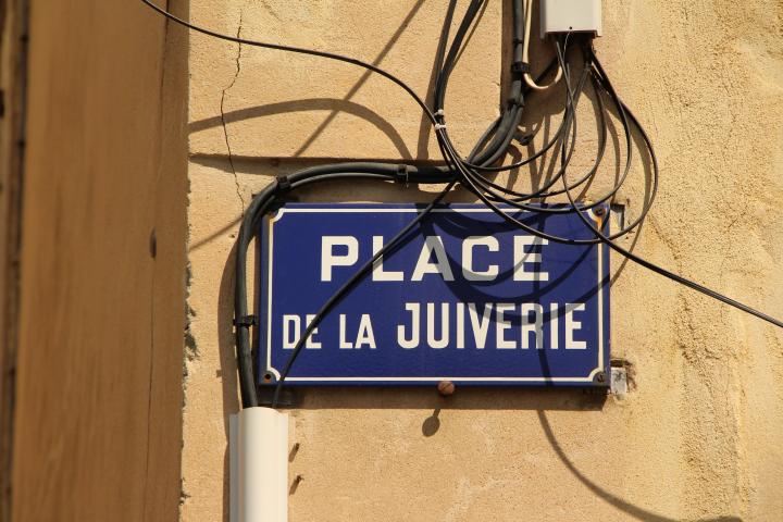 Plaque de rue à L'Isle-sur-la-Sorgue, sur l’emplacement de l’ancienne « carrière » partiellement détruite au  XIXe siècle.