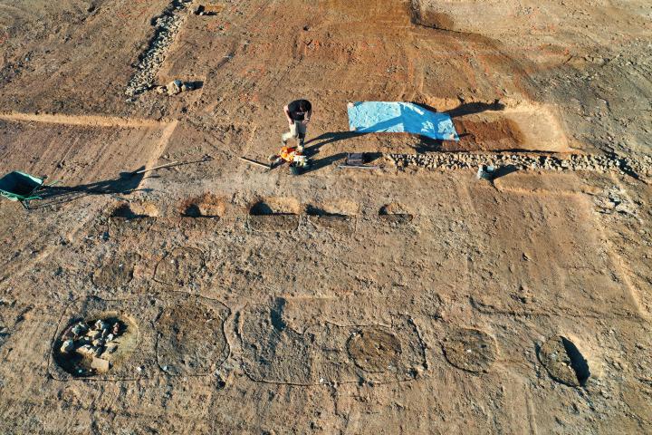Un archéologue de l'Inrap fouille un ensemble de fosses qui étaient destinées à accueillir les dolia, grandes jarres de stockage.