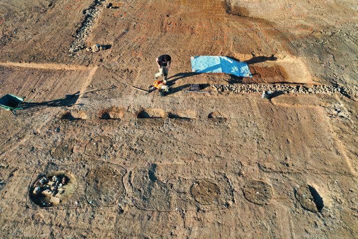 Un archéologue de l'Inrap fouille un ensemble de fosses qui étaient destinées à accueillir les dolia, grandes jarres de stockage.