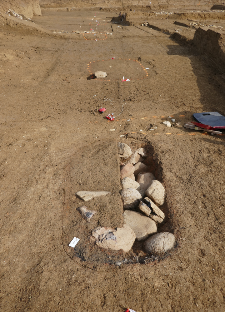 Foyers protohistoriques en cours de fouille. On devine l'alignement.
