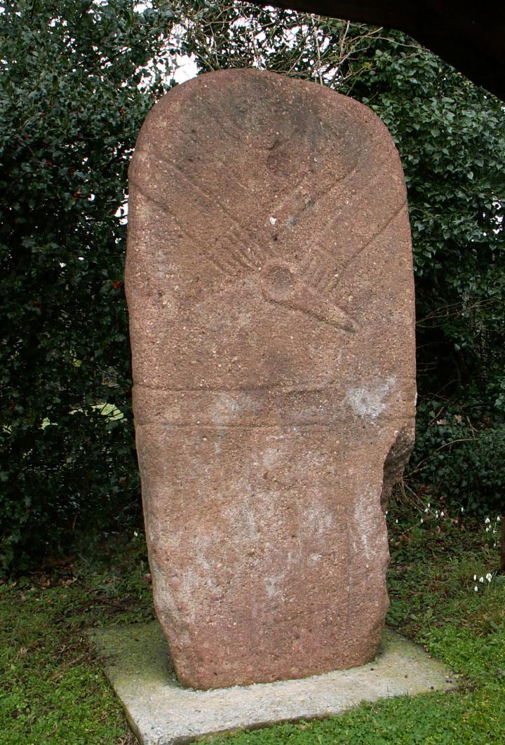 Statue-menhir masculine de Camp-Grand (Tarn), en grés permien (210 x 84 x 30 cm). 