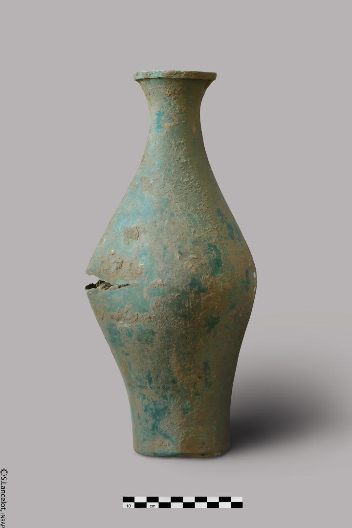 Le trésor monétaire découvert en avril 2021 le long d’un chemin se présente dans un vase en bronze de 6,8 kg. Le col était obstrué par du tissu (en cours d’étude). Le trésor monétaire découvert en avril 2021 le long d’un chemin se présente dans un vase en bronze de 6,8 kg. Le col était obstrué par du tissu (en cours d’étude).