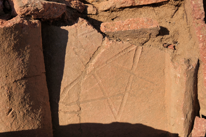 Tombe en bâtière décorée de symboles en traces digitées, détail. Tombe en bâtière décorée de symboles en traces digitées, détail.