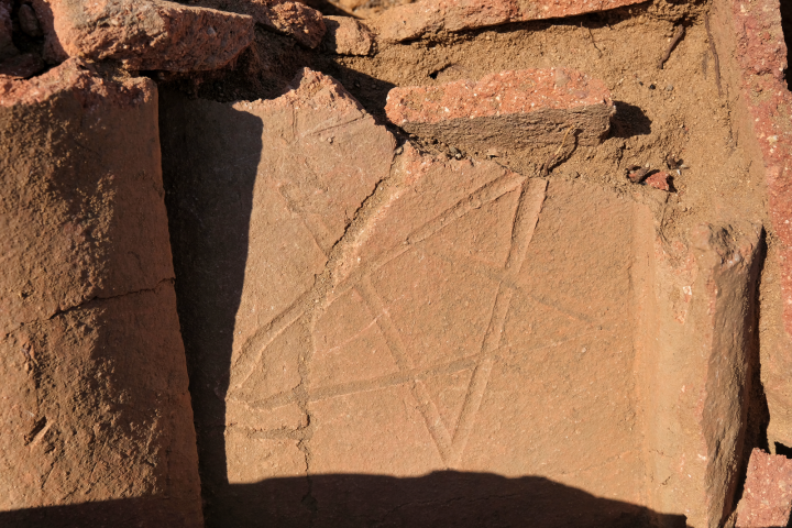 Tombe en bâtière décorée de symboles en traces digitées, détail.