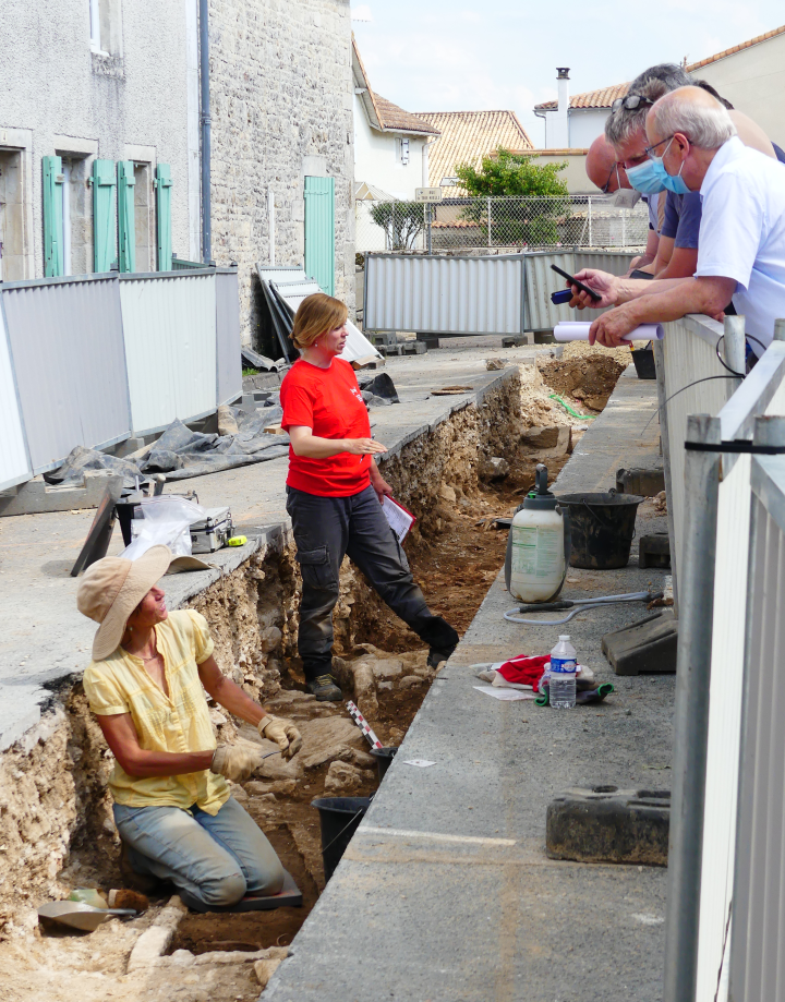 Visite de presse et des élus place Saint-Jacques à Rom, le 9 juin 2021.