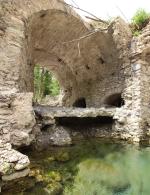 Le couvrement du moulin bas, en partie une arche du pont. Au premier plan, la nappe phréatique dans la fosse creusée par la crue. Le couvrement du moulin bas, en partie une arche du pont. Au premier plan, la nappe phréatique dans la fosse creusée par la crue.