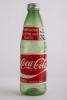 Bouteille Coca-Cola « Easy-Goer » Vers 1975 - États-Unis, plastique. L’invention de contenants jetables, non consignés, permet aux fabricants de vendre leurs produits sur la terre entière, à des millions de consommateurs, tout en se délestant du coût de la collecte et du recyclage.