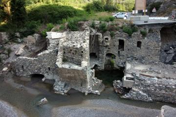 Dans l'axe de la photographie, l'ancienne voie et la pile du pont.