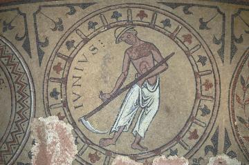 Mosaïque découverte en fouille dans le déambulatoire du chœur de l’abbatiale, et figurant un calendrier zodiacal (début du XIIIe siècle ?) : le faucheur du mois de juin