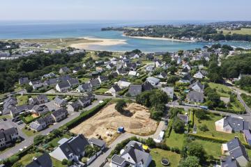 Vue aérienne du site, à proximité du littoral et de l’embouchure de la Laïta.