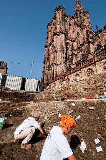 Des légionnaires romains aux bâtisseurs de la cathédrale : la fouille de la place du Château à Strasbourg