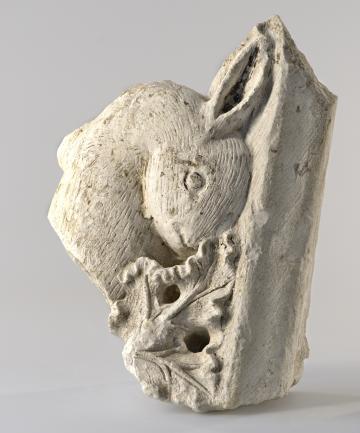 Fragment de décor sculpté du couvent des Dominicaines, mis au jour lors du décapage. 