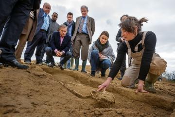 Aurélie Filippetti, ministre de la Culture et de la Communication se félicite de la découverte par l'Inrap de deux nécropoles exceptionnelles