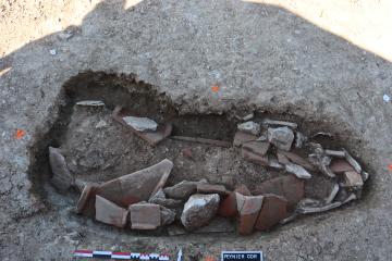 Tombe en bâtière, inhumation en coffrage de tuiles, orientée est-ouest. Datation : fin de l’Antiquité ou début du Moyen Âge.