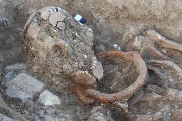 Une nécropole antique dans le quartier périphérique occidental de la ville de Saintes : plusieurs individus entravés, dont un enfant