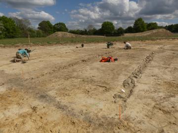 Bâtiment de l’enclos sud-est en cours de fouille.