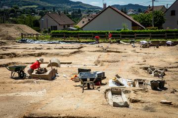 Vue générale du chantier. À droite, des cercueils en plomb, à gauche, des sarcophages, et en arrière-plan, on distingue les fondations d’un ancien mausolée.