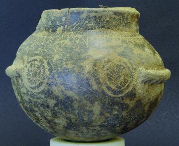 Le vase chasséen de Daurelle à décor soléïforme.