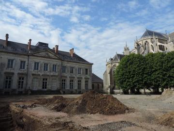 Sées - Décapage lors du diagnostic archéologique dans le jardin du palais d’Argentré Sées - Décapage lors du diagnostic archéologique dans le jardin du palais d’Argentré