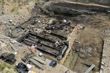 Vue générale du chantier de fouille et des aménagements de quais antiques.