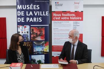 Anne-Sophie Gasquet, directrice générale de Paris Musées, et Dominique Garcia, président de l'Inrap.