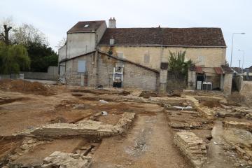 Les vestiges avec, en arrière-plan, l’église prieurale.