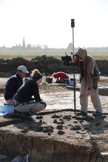 Levée topographique de vestiges d'un campement de chasseurs-cueilleurs de l'époque mésolithique.