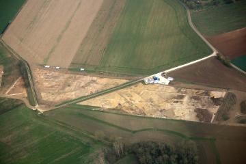 Vue générale du chantier.  La villa antique se situe sur la gauche de la photographie, et l'occupation protohistorique, à droite.