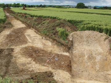 Vue de l'enclos à fossés interrompus lors de sa découverte