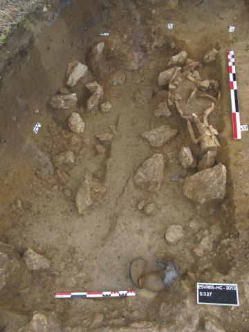 Sépulture S.317. L'amphore déposée dans la tombe est une amphore à vin de type Pascual 1 importée de la province romaine de Tarraconaise (Espagne). 