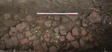 Dans cette seconde tranchée, les couches archéologiques d’époque antique sont scellées sous un niveau de fragments de tuiles romaines.