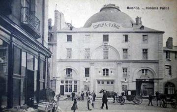 Le cinéma Omnia-Pathé photographié depuis la place du Calvaire avant l'incendie de 1930