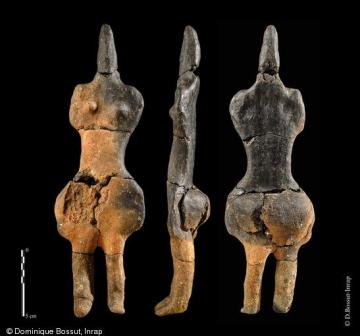 Statuette de la dame de Villers-Carbonnel de 21 cm de hauteur, vers 4000 avant notre ère, trouvée en 2010 dans la Somme. Cet objet est exceptionnel par son intégrité et la rareté des figurations féminines au Néolithique moyen.