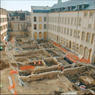 Un couvent de carmélites du 17<sup>e</sup> siècle dans la cour d'une école