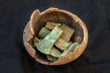 Le dépôt de l’âge du Bronze et les légionnaires romains du Mont Castel Le dépôt de l’âge du Bronze et les légionnaires romains du Mont Castel