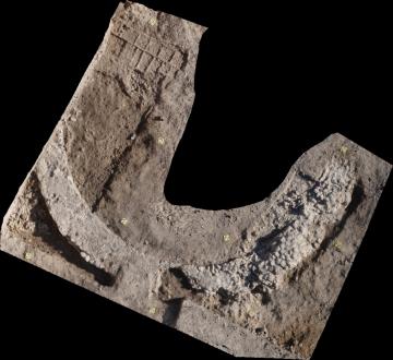 Photomontage partiel de l’abside de la piscine des thermes romains avec l’empreinte des dalles récupérées.