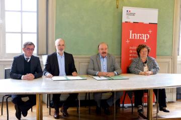 De gauche à droite : Daniel Guérin, directeur général de l'Inrap, Dominique Garcia, président de l’Inrap, Alain Gest, président d'Amiens Métropole, et Brigitte Fouré, maire d'Amiens, à l'occasion de la signature d'une convention-cadre de partenariat culturel, le 25 avril 2022.