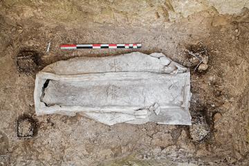 Sarcophage en plomb accompagné d’équerres d’angles pour assembler et renforcer le coffrage de bois. 