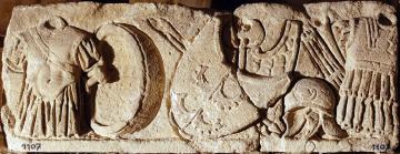 Bas relief représentant une frise d'armes, décor de frise d'un mausolée calcaire, Ier siècle ap. J.-C.
